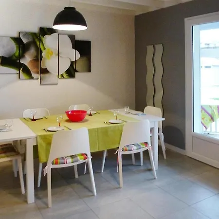 Holiday Home, Σπίτι διακοπών